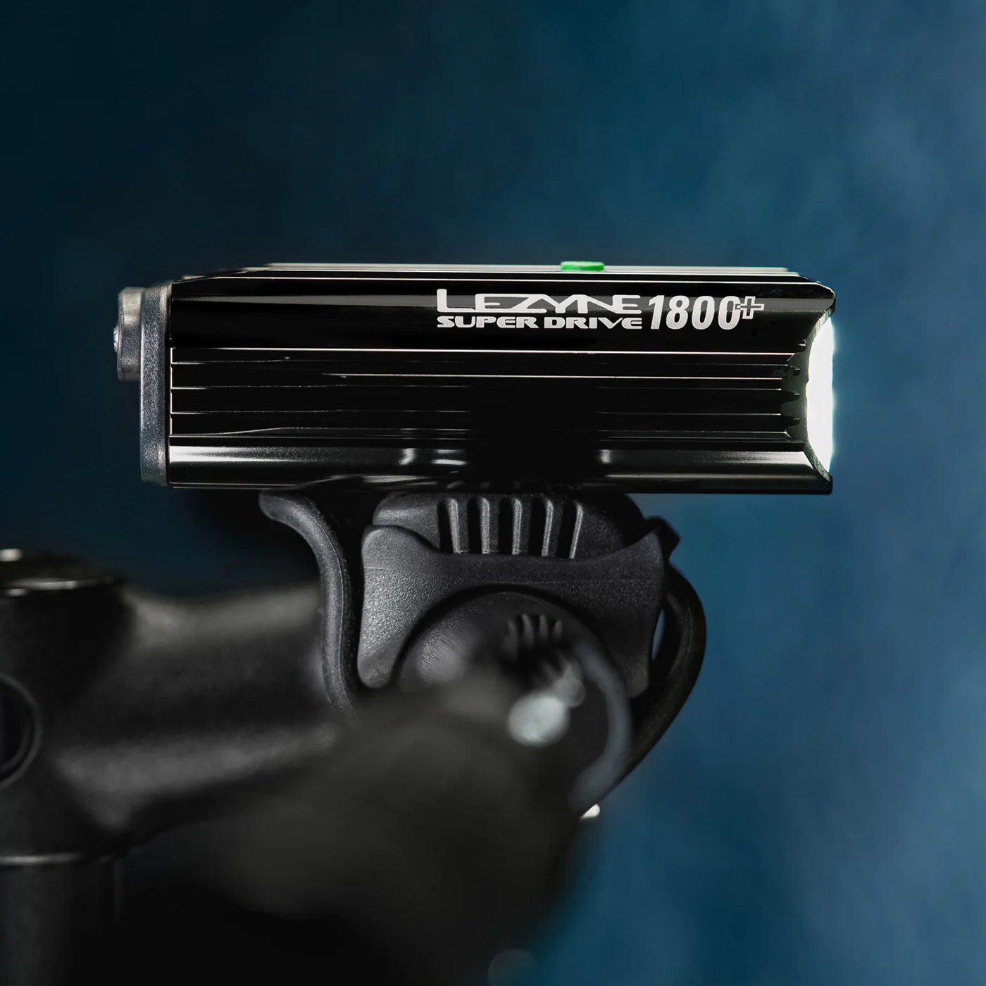 LEZYNE SUPER DRIVE 1800+ SMART FRONT BLACK